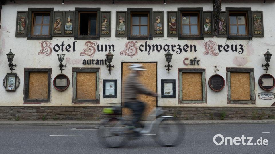 Nach der verheerenden Flutkatastrophe im Ahrtal im Juli 2021 sind in vielen Ortschaften noch immer Wiederaufbauarbeiten im Gange. (Archivbild) Bild: Boris Roessler/dpa
