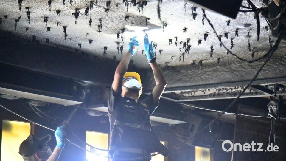 Ermittler suchten nach Hinweisen auf die Ursache des Unglücks. Bild: Uncredited/Bangkok Metropolitan Administration via AP/dpa