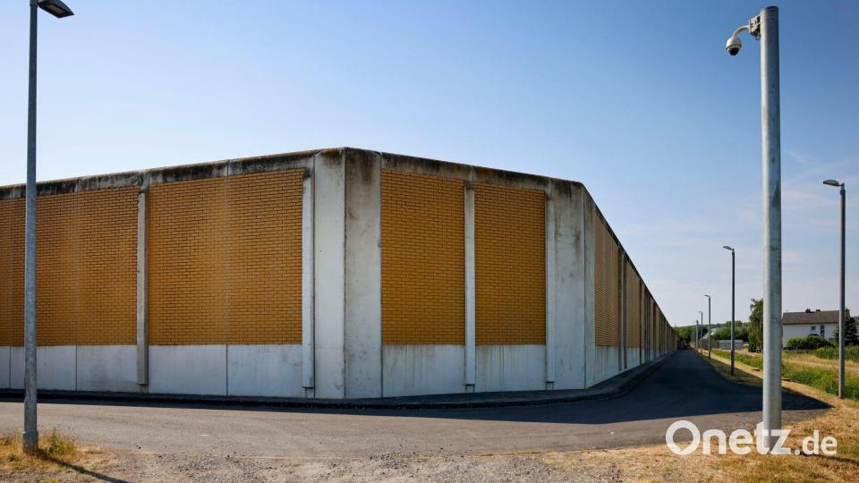 Die verbotenen Gegenstände waren den Gefängnismitarbeitern laut den Ermittlungen draußen von Angehörigen oder Freunden übergeben worden. Bild: Thomas Banneyer/dpa