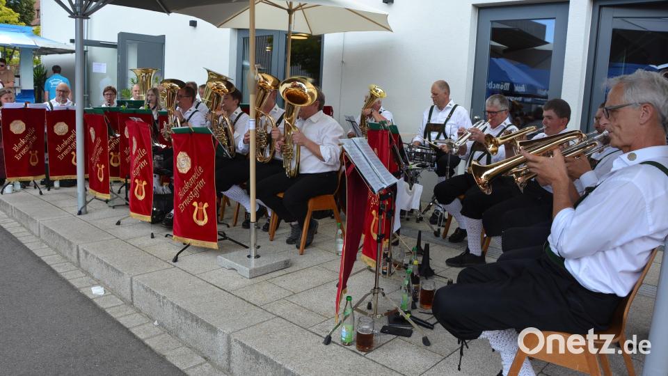Die Blaskapelle Ernestgrün eröffnete an ihrem Festtag die Serenade. Bild: Josef Rosner