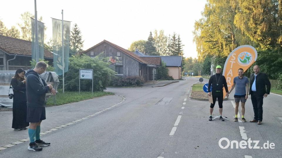 Bürgermeister Thomas Kleber (rechts) gratuliert mit den Org-Team Holger Pampel und Marc Wallrath (Dritter und Vierter von rechts) dem Etappensieger Simon Bong (Zweiter von rechts) vom Team Rödl. Bild: Karl Ziegler