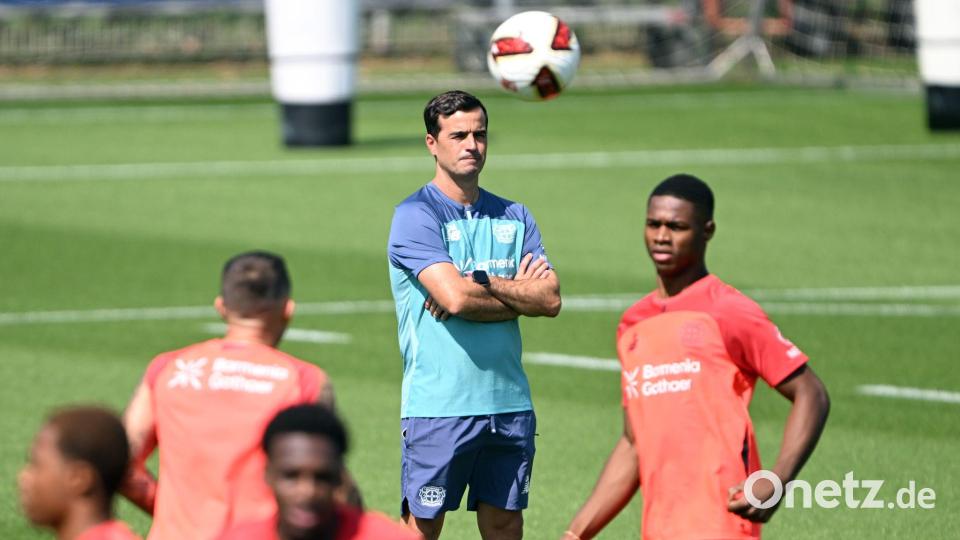 Carles Martinez leitet sein erstes Mannschaftstraining bei Bayer Leverkusen. Bild: Federico Gambarini/dpa