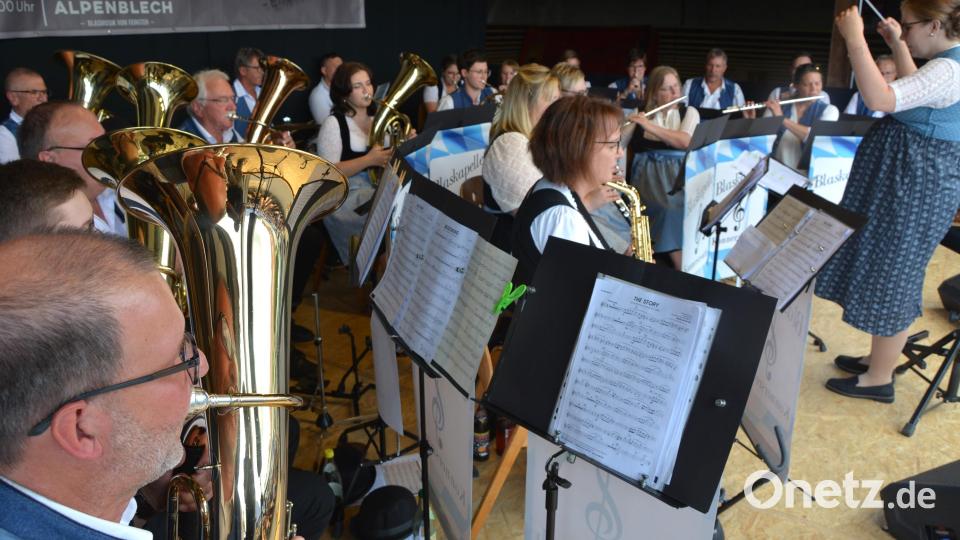 Beim Festtag mit dabei war auch die Blaskapelle Konnersreuth unter der Leitung von Dirigentin Laura Dietl. Bild: Josef Rosner