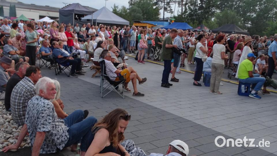 Sonnenschirme, Klappsessel und alles total entspannt, wenn von der Bühne herab "HeyJude" erklingt und sich der Refrain schier endlos fortsetzt. Bild: Houschka Bild: Wolfgang Houschka
