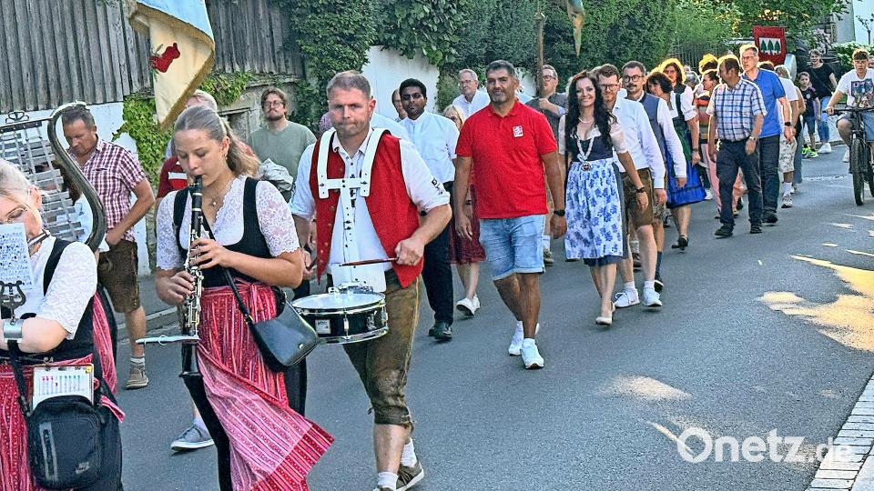 Der traditionelle Festzug fand am Samstag statt. Die Besucherinnen und Besucher starteten an der Waldershofer Kirche und machten sich auf den Weg zum Festgelände am Hammerrang. Bild: Matthias Bäumler