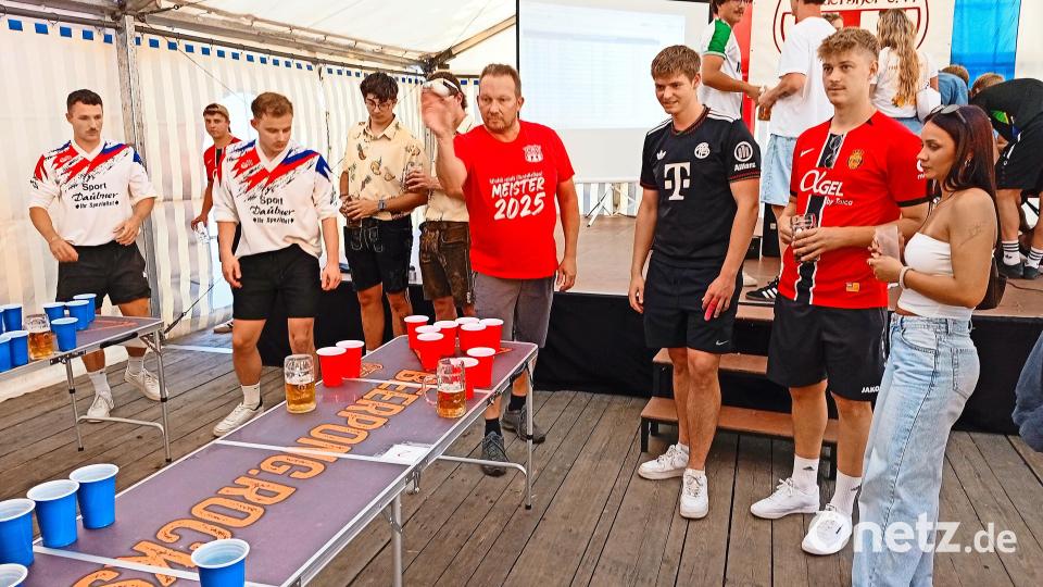 Inoffizieller Start des Hammerrangfestes war am Freitagabend ein Bierpong-Turnier mit 64 Zweier-Teams. TSV-Vorstandsmitglied Mathias Fürst konzentrierte sich auf seinen Wurf mit dem Tischtennisball. Bild: Oswald Zintl