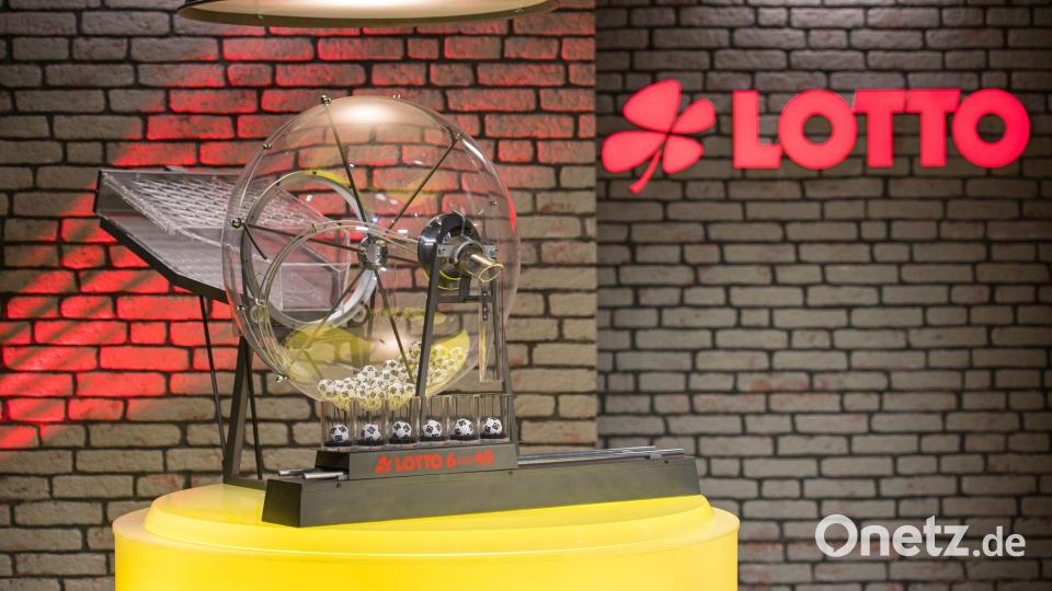 Ziehung für Ziehung gibt es seit Wochen keinen Hauptgewinner beim klassischen Lotto 6 aus 49. (Symbolbild) Bild: Oliver Dietze/dpa