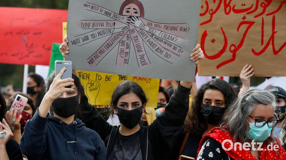 Pakistanische Aktivistinnen demonstrieren im Rahmen des Internationalen Frauentags. (Archivbild) Bild: Anjum Naveed/AP/dpa