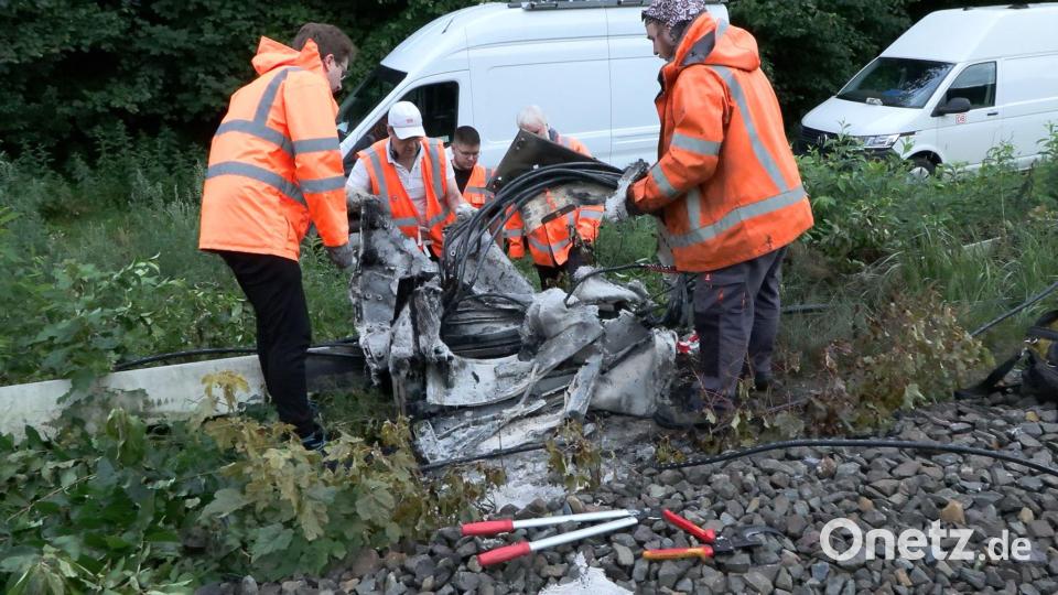 In Neu Wulmstorf brannte ein Verteilerkasten der Deutschen Bahn, die Polizei geht von Brandstiftung aus. Bild: Sebastian Peters/NEWS5/dpa