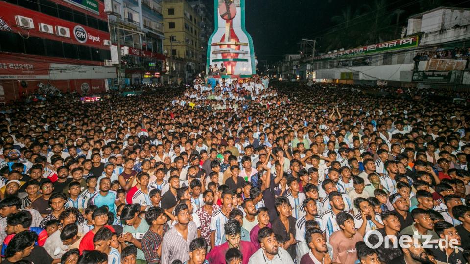 Tausende Fans in Bangladesch verfolgen die Fußball-WM, vor allem die Spiele ihres Superstars Lionel Messi. Bild: Rayhan Ahmed/ZUMA Press Wire/dpa