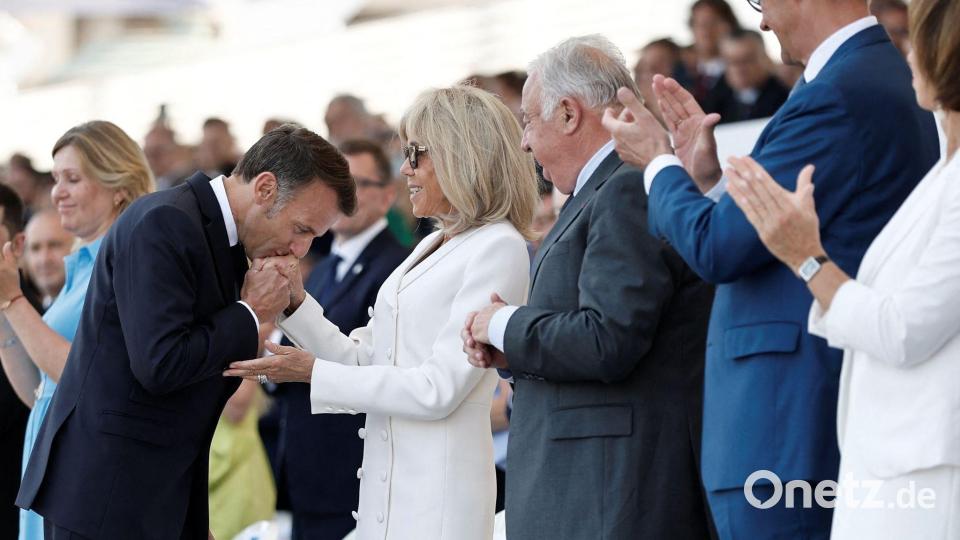 Handküsschen für Frau Macron Bild: Benoit Tessier/Pool Reuters/AP/dpa