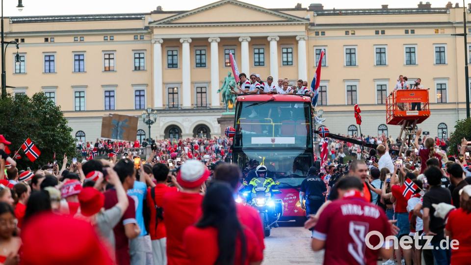 Im offenen Bus fuhr die norwegische Mannschaft auf den Schlossplatz. Bild: Ørn E. Borgen/NTB/dpa