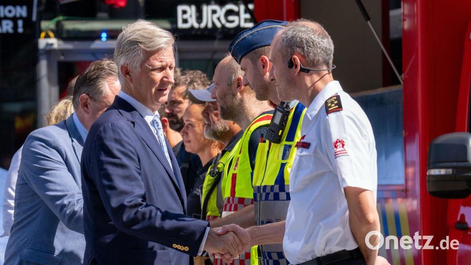 Der belgische König Philippe (vorne) und Ministerpräsident Bart De Wever bedanken sich bei Rettungskräften. Bild: Marius Burgelman/AP/dpa