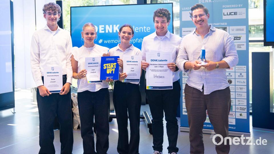 Beim Ideenwettbewerb „DENK.talente“ präsentieren Schülerinnen und Schüler ihre innovativen Konzepte vor einer fachkundigen Jury. Bild: DENK.summit