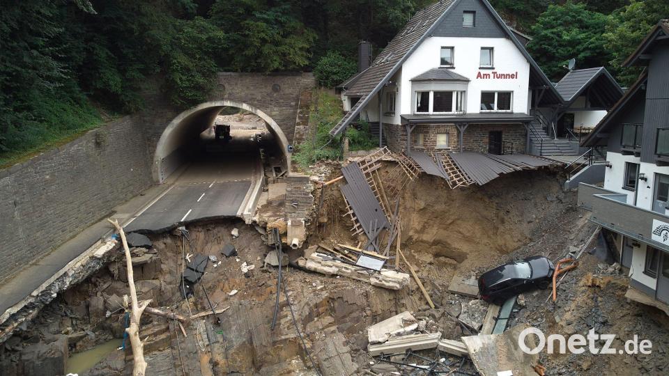 Die Bundesstraße durch das Ahrtal ist hinter einem Tunnel von der Sturzflut im Juli weggerissen worden. (Archivbild) Bild: Thomas Frey/dpa
