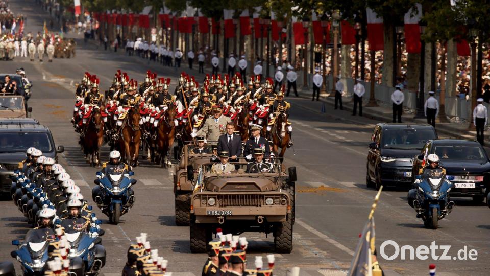 Truppen der Länder der Koalition der Willigen führten die Militärparade zum französischen Nationalfeiertag an. Bild: Thomas Padilla/AP/dpa