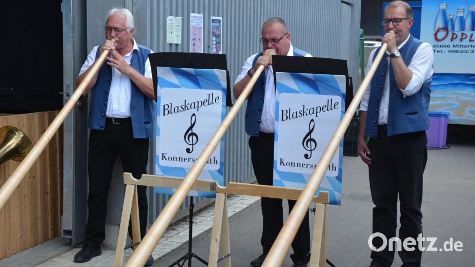 Die Alphornbläser der Blaskapelle Konnersreuth durften beim Festtag nicht fehlen. Bild: Josef Rosner