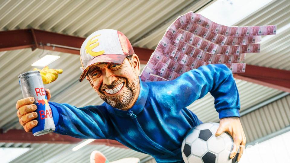 Jürgen Klopp war auch schon Inspiration für einen Motivwagen für den Rosenmontagszug. (Archivbild) Bild: Andreas Arnold/dpa