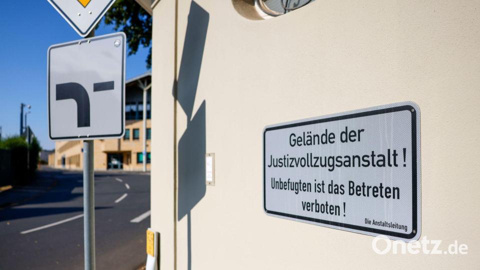 Die Polizei suchte die Polizei nach Beweismitteln wie Handys und Schriftstücken. Bild: Thomas Banneyer/dpa