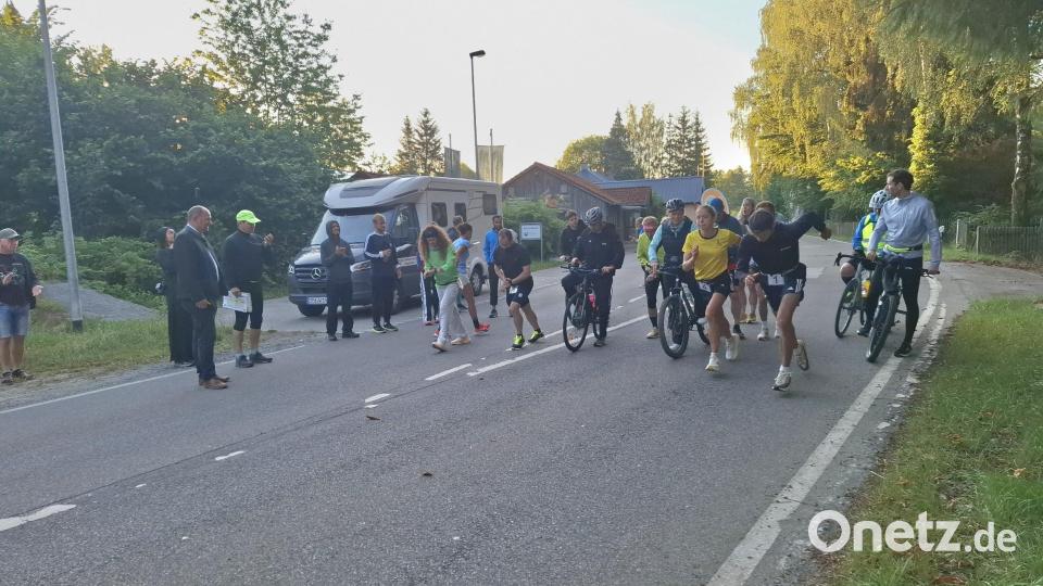 Gemeinsam mit Bürgermeister Thomas Kleber startete Organisator Holger Pampel (von links) an der Grenze zu Tschechien die 18. Etappe. Bild: Karl Ziegler