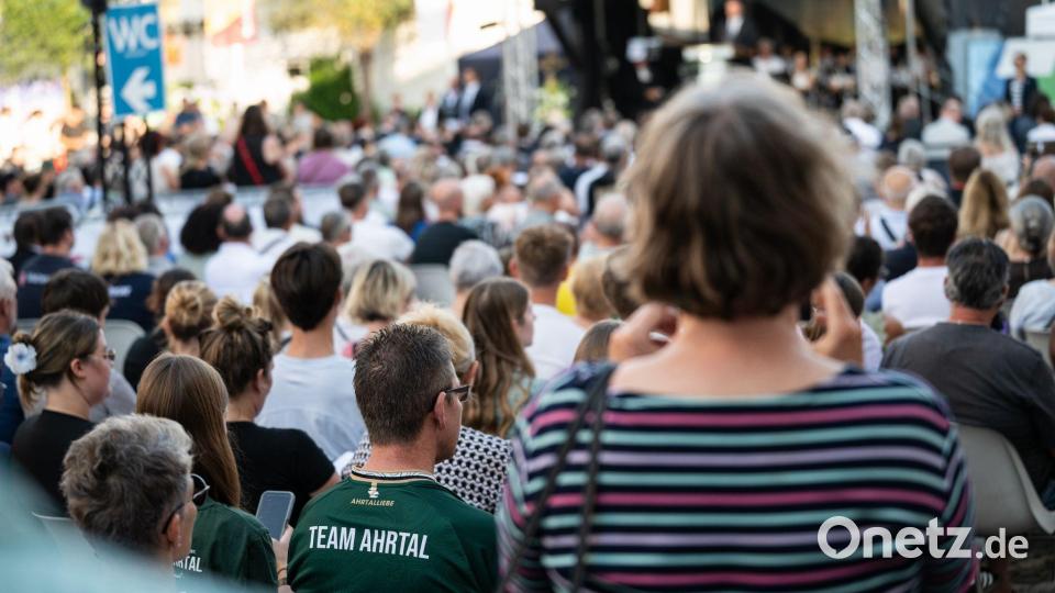 Mehrere Hundert Menschen nehmen an der Gedenkfeier teil. Bild: Hannes P. Albert/dpa
