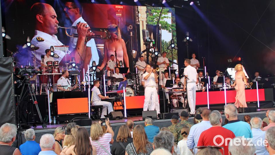 Sommerliches Großstadtflair in Högling: Die Big Band der Bundeswehr, übertragen auch auf Großbildleinwand, spielte vor mehreren Tausend Zuhörern. Bild: Hans Heimler/exb
