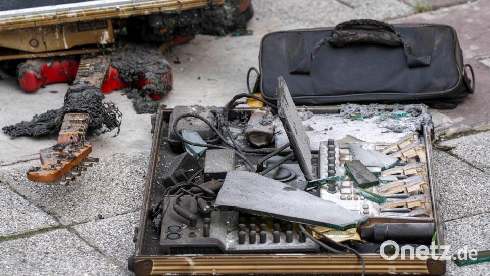 Das Lokal brannte lichterloh - eine rote Gitarre und ein Mischpult liegen völlig verkohlt am Boden. Bild: Adryel Talamantes/ZUMA Press Wire/dpa