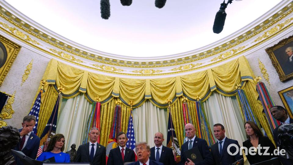 US-Präsident Donald Trump (M) hält in Washington eine Rede. Bild: Julia Demaree Nikhinson/AP/dpa