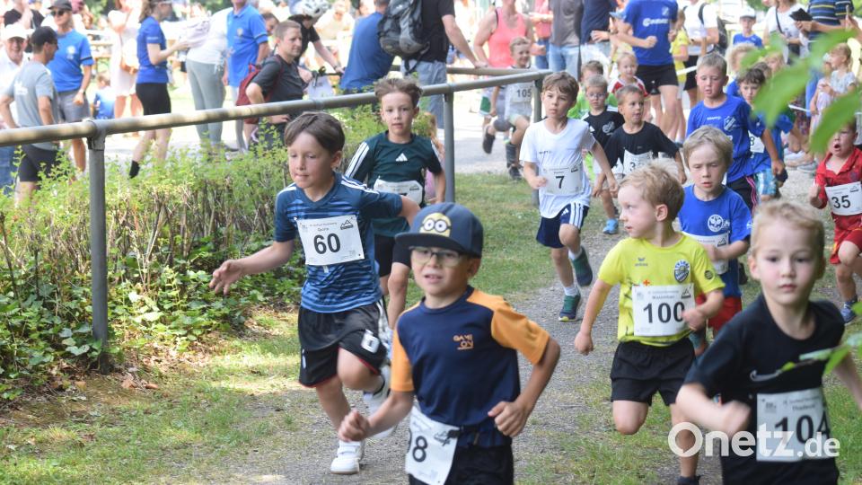 Schon bald nach dem Start begann beim Illschwanger Dorflauf der Kinder der Kampf um die besten Plätze Bild: Norbert Weis