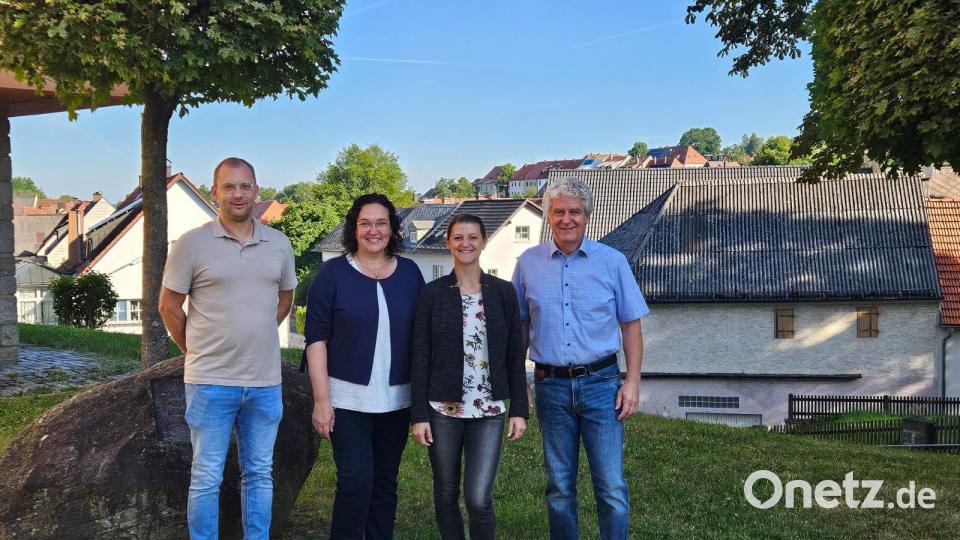 Plößbergs Bürgermeisterin Tina Zeitler (zweite von links) stellte das Konzept der Fachstelle in einer Gemeinderatssitzung vor. Bild: Naturparkland