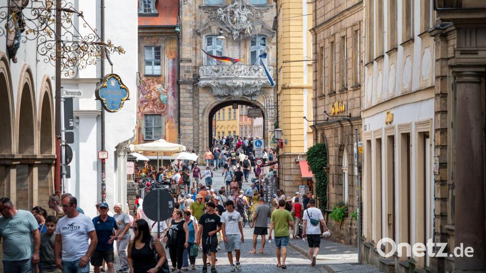 Viele Menschen zieht es zum Einkaufen nicht mehr so oft in die Innenstädte. Bild: Daniel Vogl/dpa