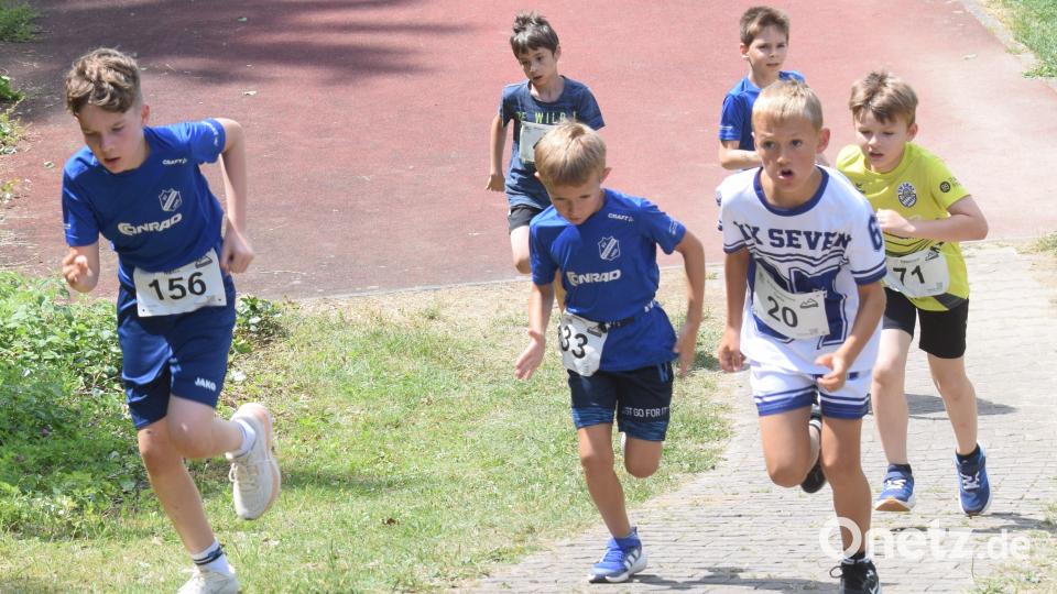 Beim Anstieg, hinauf von der Laufbahn, zum Ziel ist den Kindern die Anstrengung und der Ehrgeiz, gut abzuschneiden, anzusehen. Bild: Norbert Weis