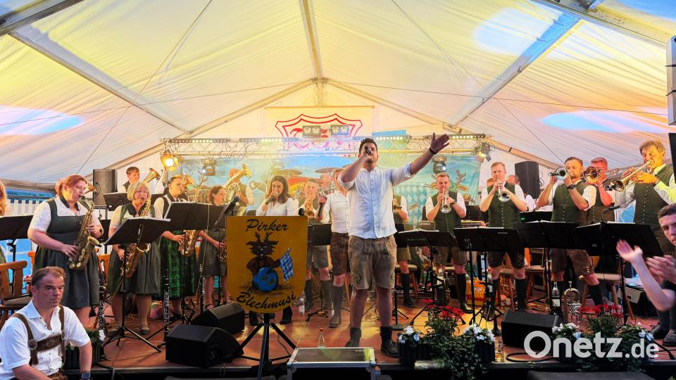 Die Pirker Blechmusi spielte am Montagabend im Festzelt. Bild: Oswald Zintl