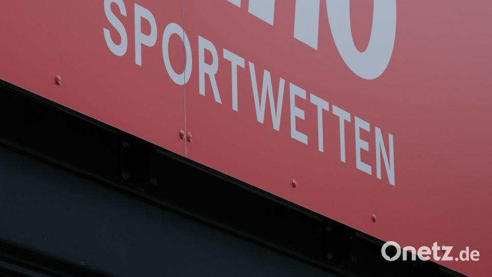 Sportwetten bieten ein deutlich höheres Risiko für Glücksspielsucht als das klassische Lotto. (Archivbild) Bild: Bernd Weißbrod/dpa