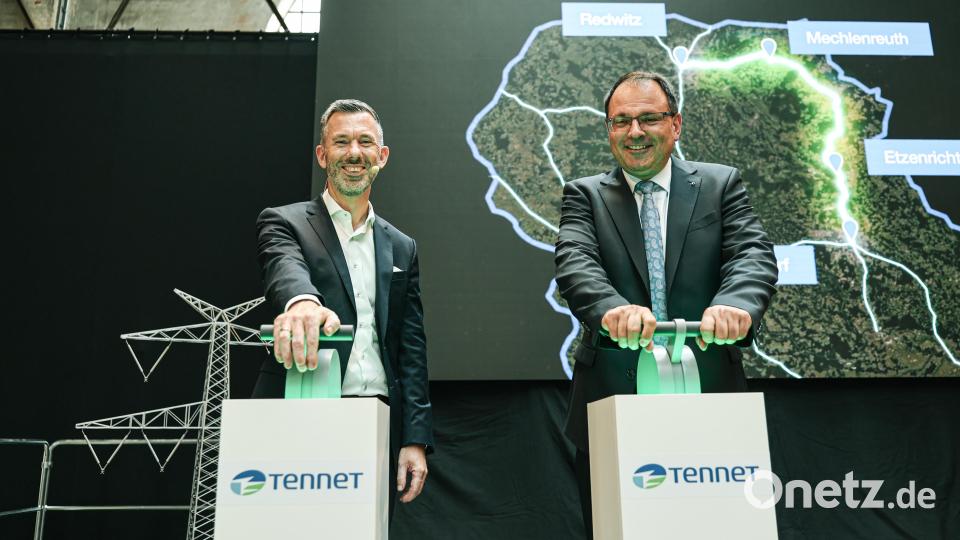 Tennet-CEO Tim Meyerjürgens und Martin Schöffel, Bayerischer Finanz- und Heimatstaatssekretär, nahmen den Ostbayernring offiziell in Betrieb. Bild: Karolina ParotNeuhofer Weg 2Pegnitz