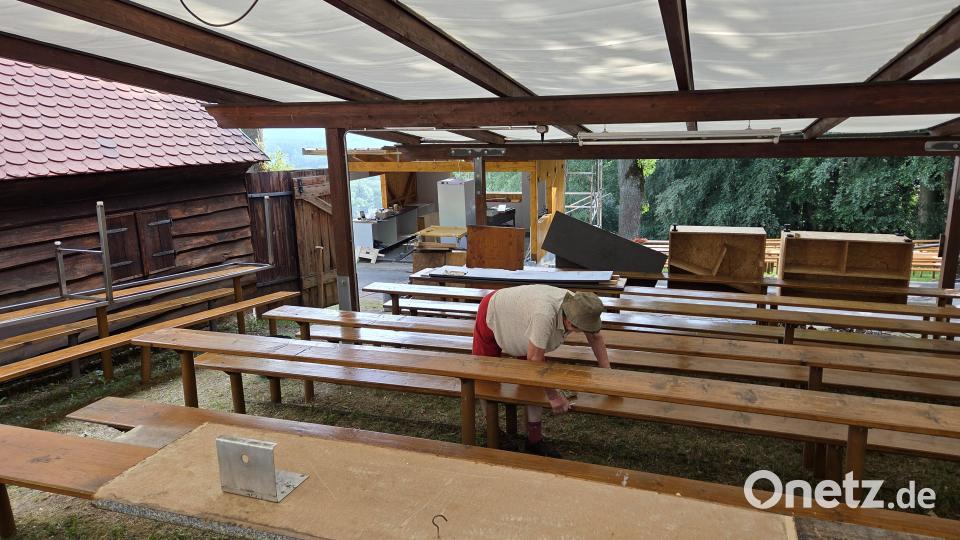Die Helfer der Wirte sind mit vielen Arbeiten beschäftigt. Das Abwischen aller Tisch- und Sitzflächen gehört auch dazu. Bild: Tobias Gräf