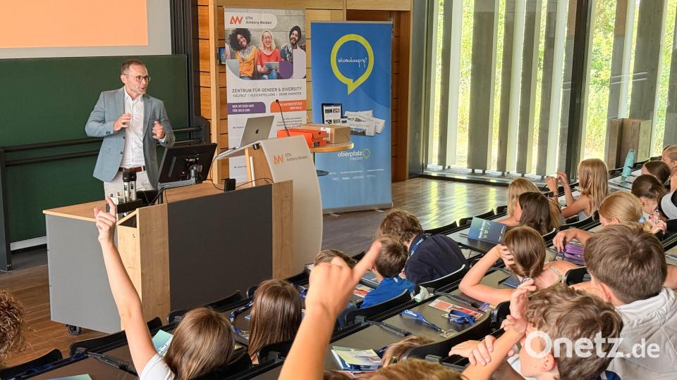 Wie funktioniert Künstliche Intelligenz und wo kommt sie zum Einsatz? Das erfahren die Grundschüler an der Kinder-Uni an der OTH Weiden. Bild: Gabi Schönberger