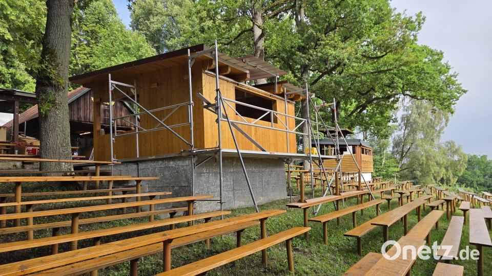Bänke und Tische am Nordhang stehen schon. Die Fuchsbeck-Bude wurde komplett neu gemacht. Am Mittwochvormittag laufen die Arbeiten. Bild: Tobias Gräf