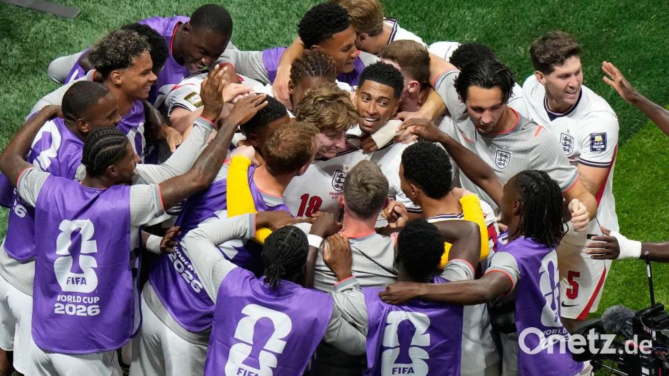 England feiert Torschütze Gordon. Bild: Lynne Sladky/AP/dpa
