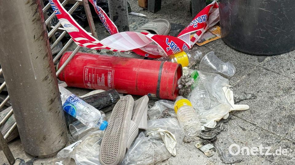 Feuerlöscher und Plastiksandalen lagen am Tag nach der Tragödie vor dem Pub. Bild: Carola Frentzen/dpa