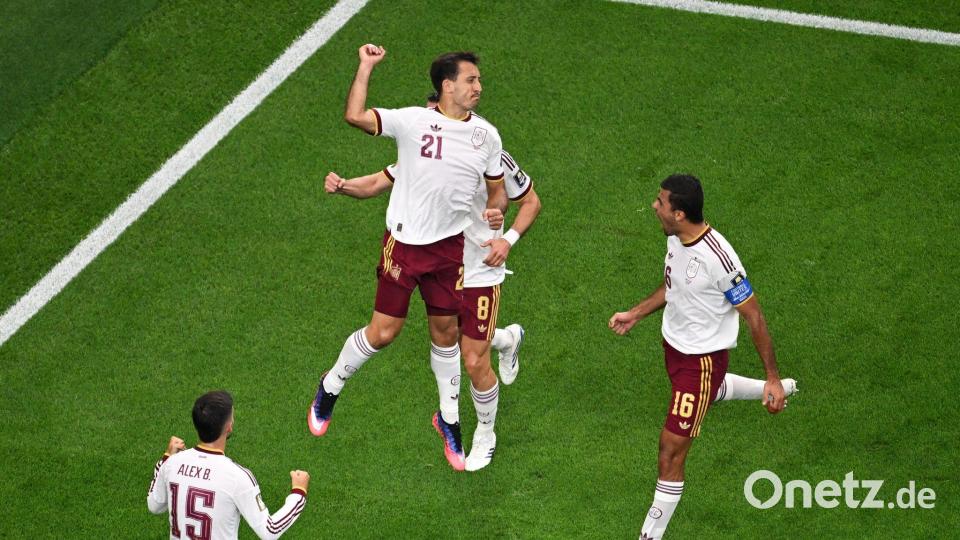 Oyarzabal (Mitte) bejubelte seinen Elfmetertreffer zum 1:0 ausgelassen. Bild: Jessica Tobias/AP/dpa