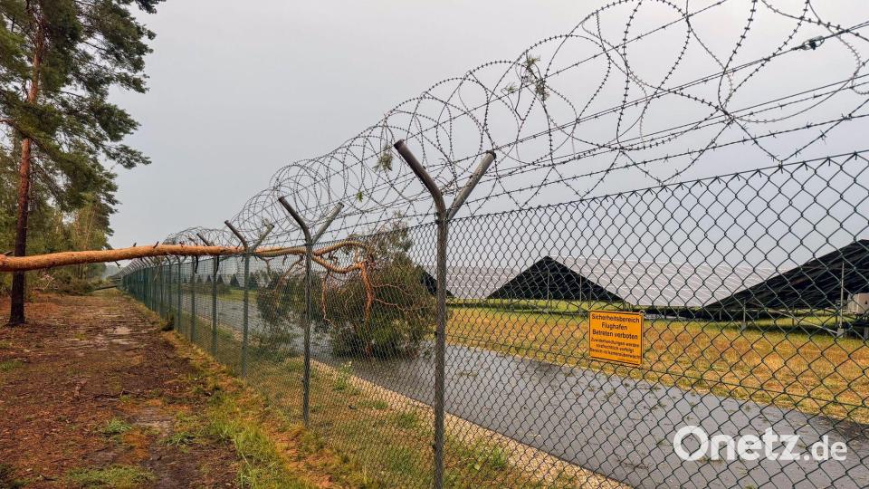 Wetterbedingt musste der Flugbetrieb am Abend vorübergehend eingestellt werden. Bild: Lars Haubner/NEWS5/dpa