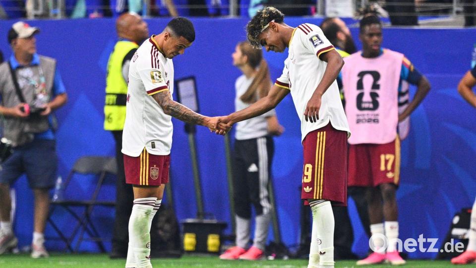 Lamine Yamal (rechts) ist der größte Star Spaniens - abhängig von ihm ist das Team nicht. Bild: Tom Weller/dpa