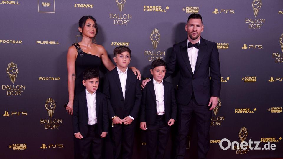 Lionel Messi zeigt seine Familie durchaus auch bei öffentlichen Anlässen wie hier bei der Ballon d'Or-Verleihung 2023. Bild: Adam Davy/PA Wire/dpa