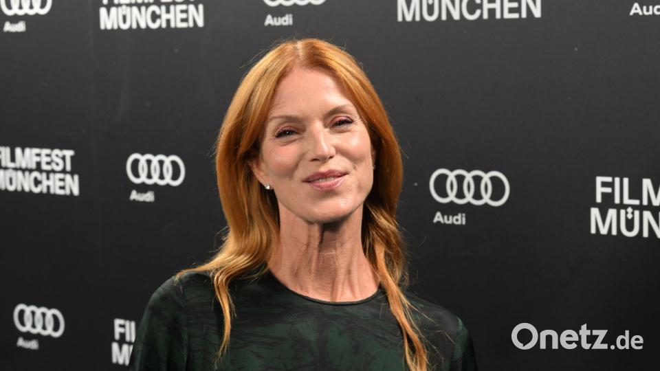 Esther Schweins sorgt für den emotionalen Höhepunkt des Films „Was haben wir gelacht“, der jetzt in die Kinos kommt. Bild: Felix Hörhager/dpa