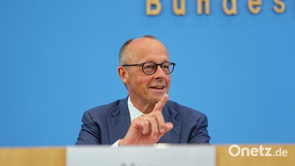 Merz ist gut aufgelegt bei seiner Sommerpressekonferenz. Bild: Michael Kappeler/dpa