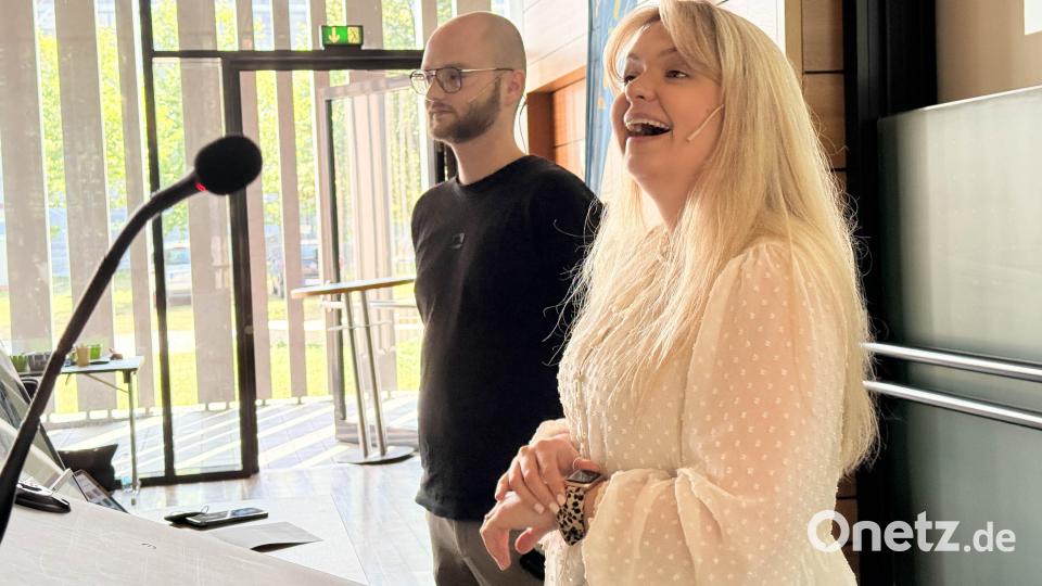 Claudia Moser und Nils Ganzmann von Oberpfalz-Medien erklären den Kindern, wie Redakteurinnen und Redakteure mit KI arbeiten. Bild: Gabi Schönberger
