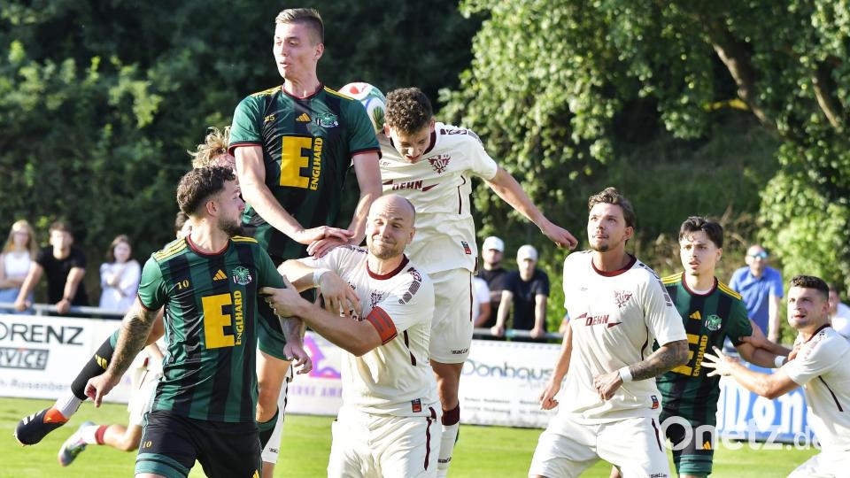 Dicke Luft im Neumarkter Strafraum nach einem Ammerthaler Freistoß mit Maximilian Hiltl (Dritter von links) von der DJK Ammerthal als Sieger im Kopfballduell. Bild: Hubert Ziegler