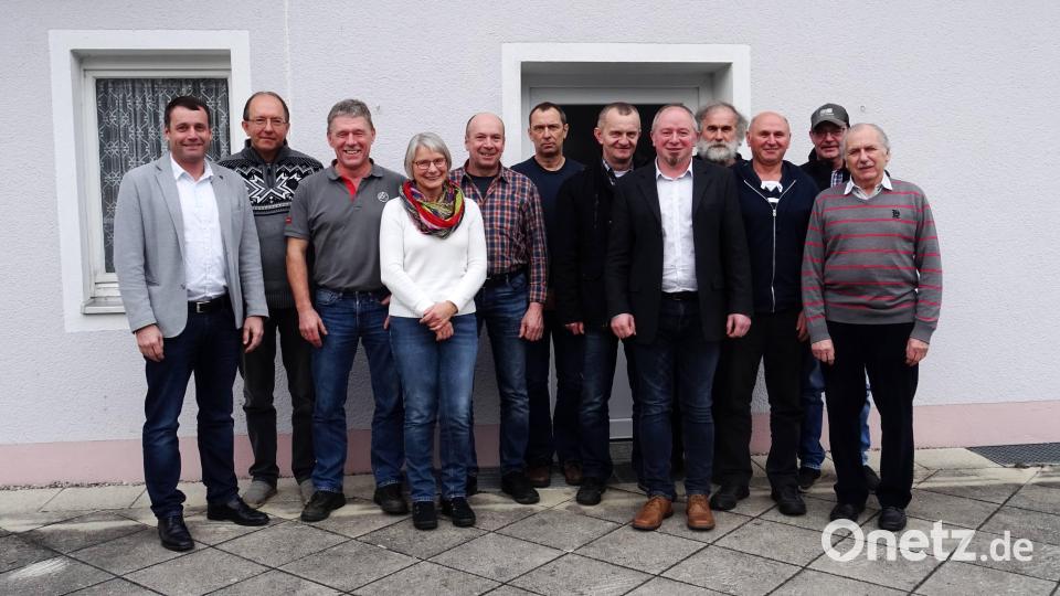 Der derzeitige Vorstand des Geflügelzuchtvereins mit Kreisrat Uwe Bergmann (links) Bild: Archiv Geflügelzuchtverein