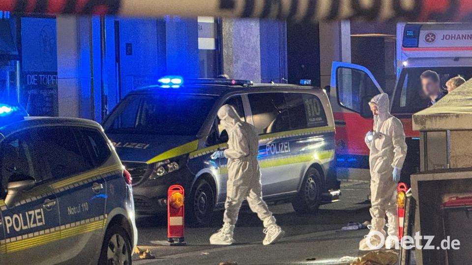 Mitarbeiter der Spurensicherung sind am Tatort in Kelkheim beschäftigt. Bild: Mike Seeboth/dpa